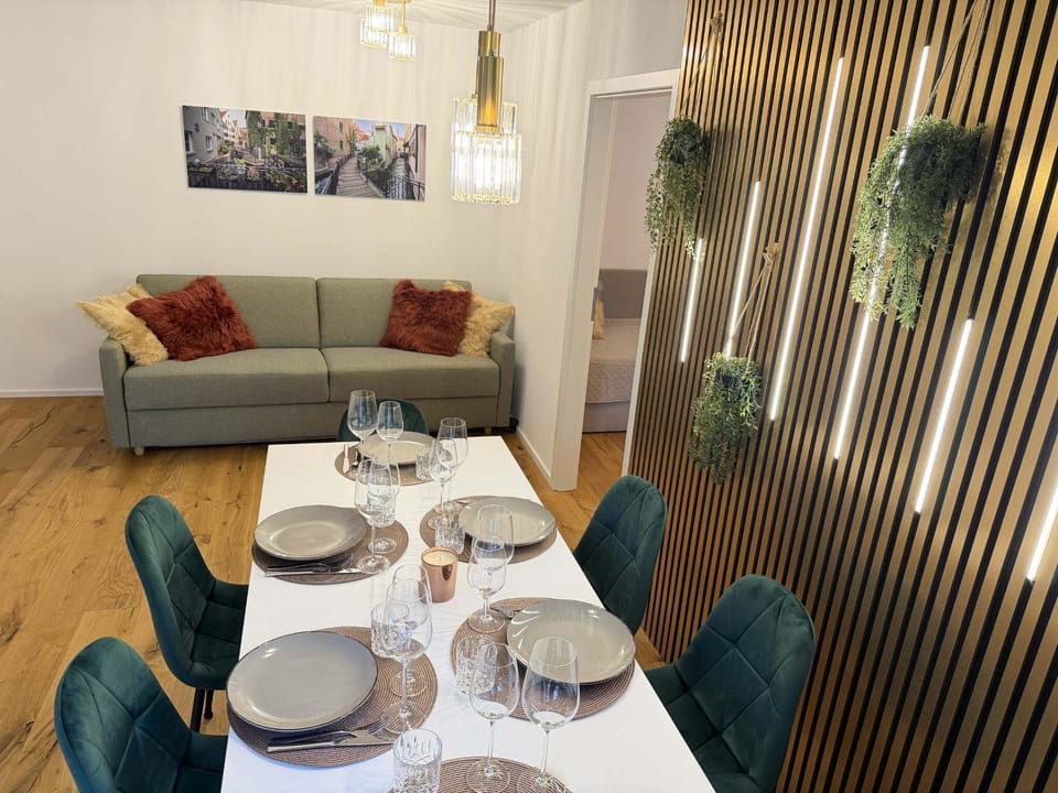 Esstisch und Wohnbereich mit Sofa, optional Schlafsofa (180x200)