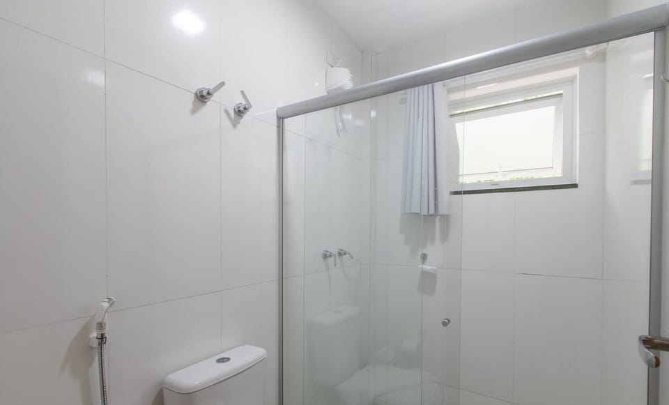 Basic Apartment | Bathroom | Shower