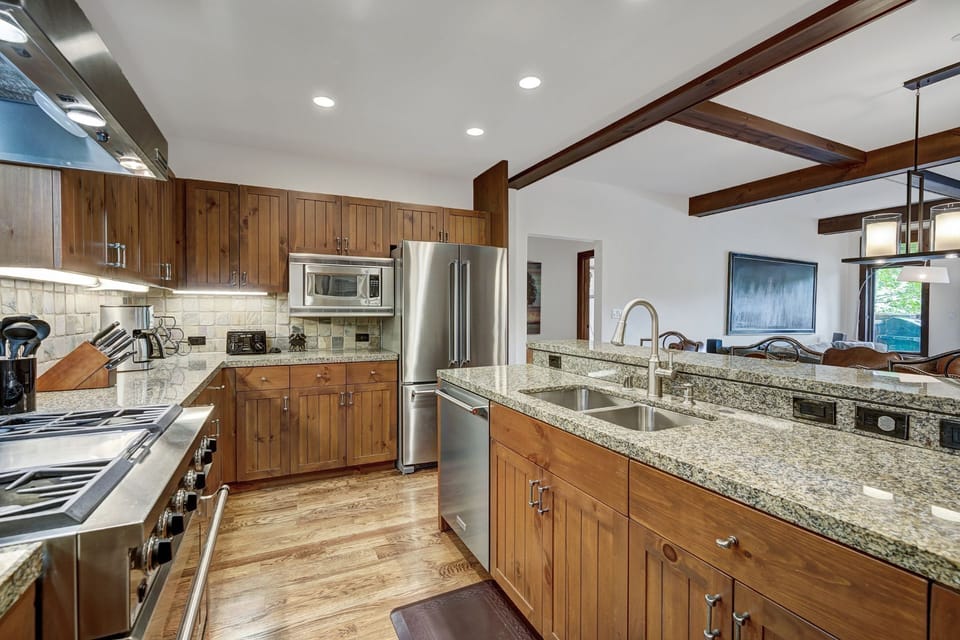 The gourmet kitchen features elegant mountain-style cabinetry and luxurious granite countertops, perfect for both cooking and entertaining.