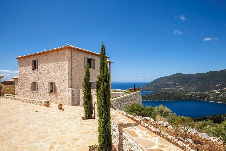 Glittering seas, blue skies and dramatic landscapes: arrival at Ortikia!