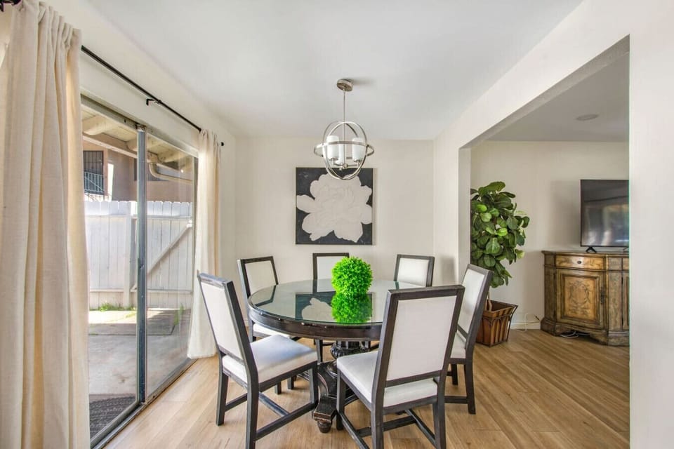 Dining area with table seating for up to 6 guests.
