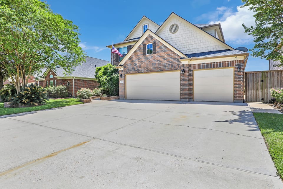 3 car garage and driveway for up to 6 cars