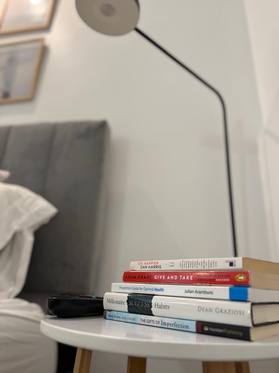 For guests who love to unwind with a good book by the ocean, we’ve got you covered! Enjoy a selection of light reads perfect for a relaxing day under the sun.