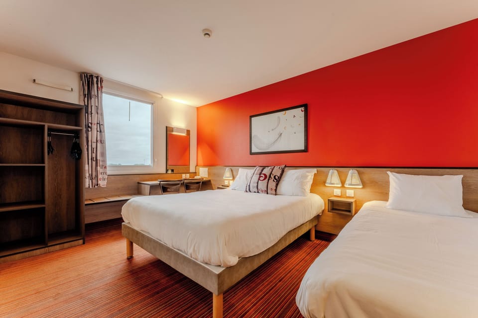 Quadruple Room | Desk, soundproofing, WiFi (free), bed sheets