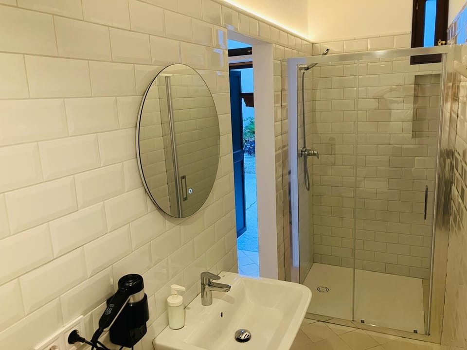 Superior Double Room, Ensuite | Bathroom | Shower, hair dryer, towels