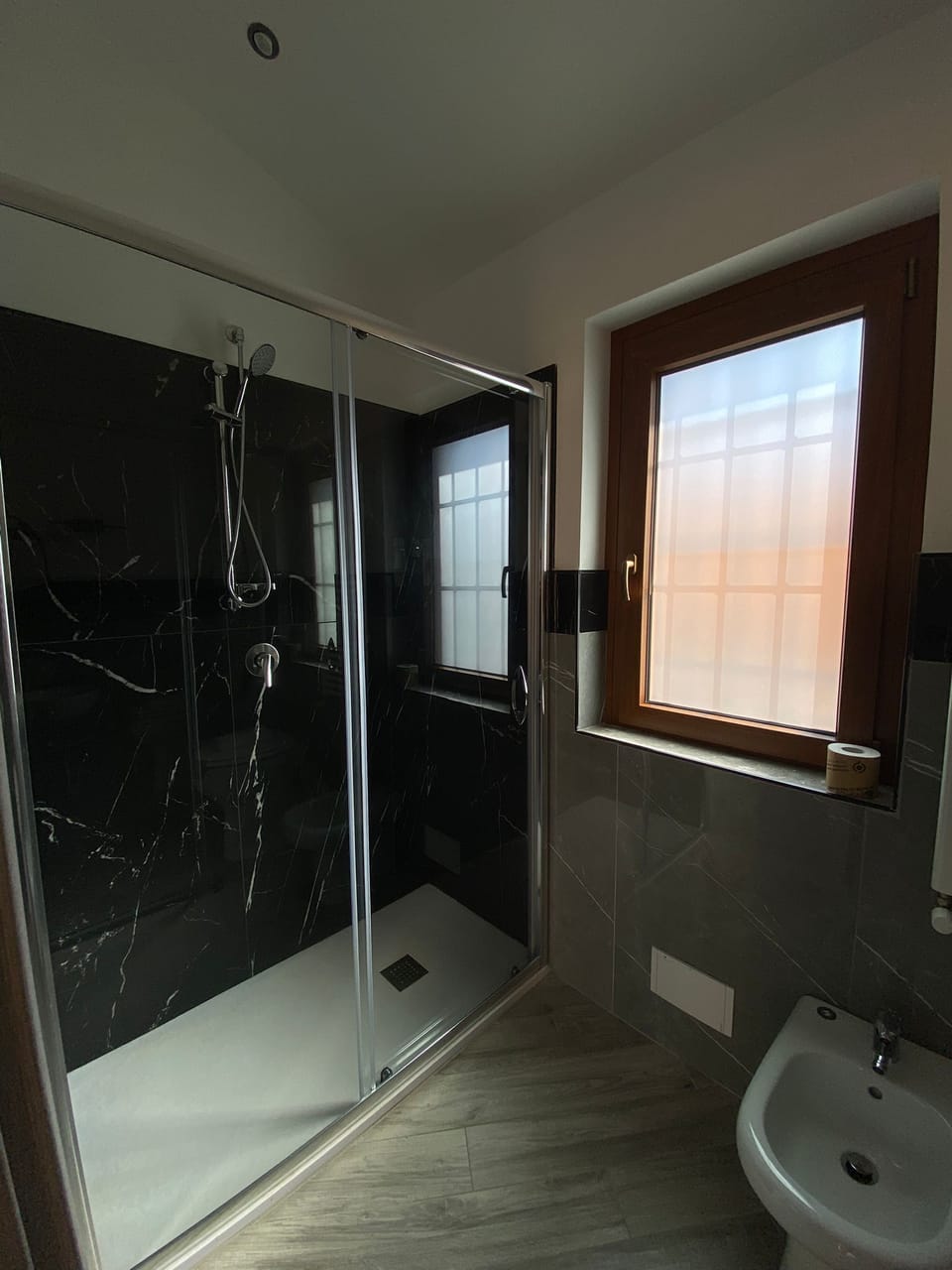 Comfort Double Room, 1 Double Bed | Bathroom | Shower, hair dryer, bidet, towels