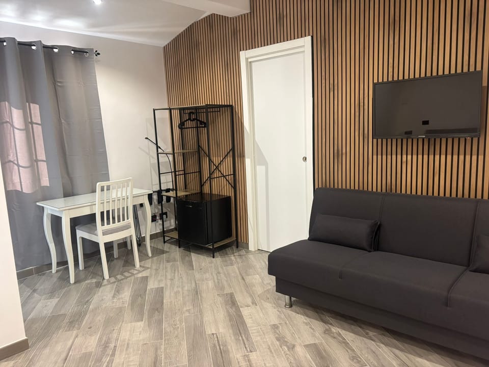 Triple Room | Desk, soundproofing, free WiFi, bed sheets