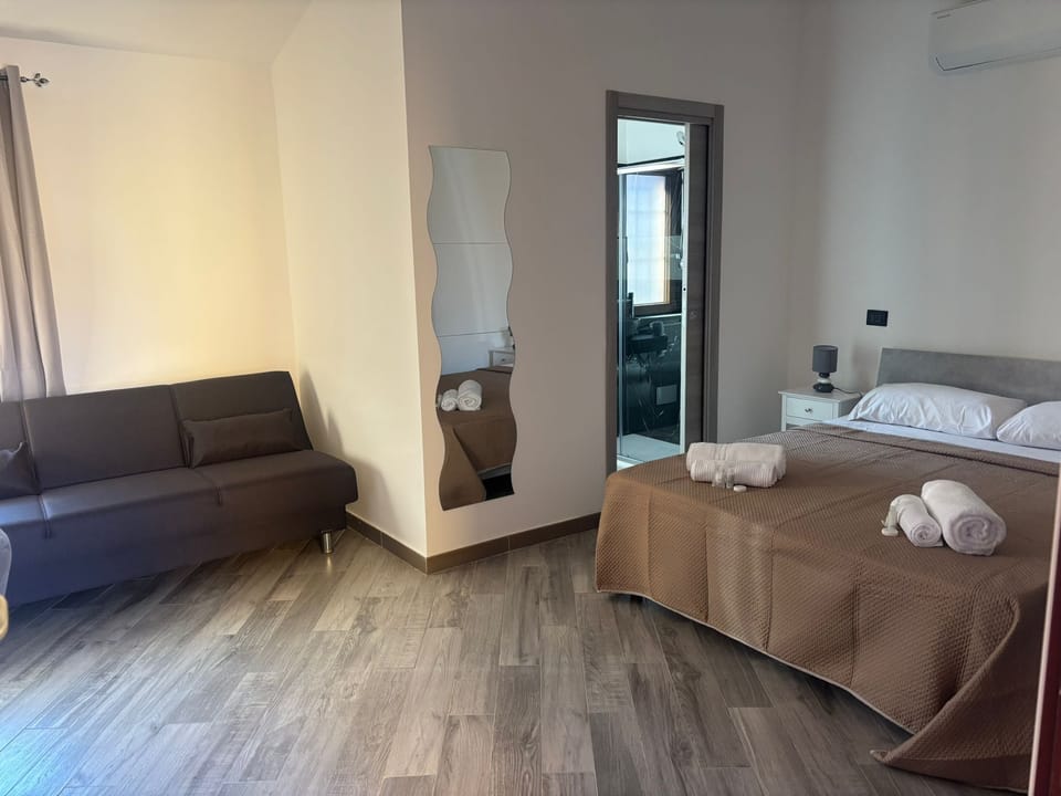 Triple Room | Desk, soundproofing, free WiFi, bed sheets