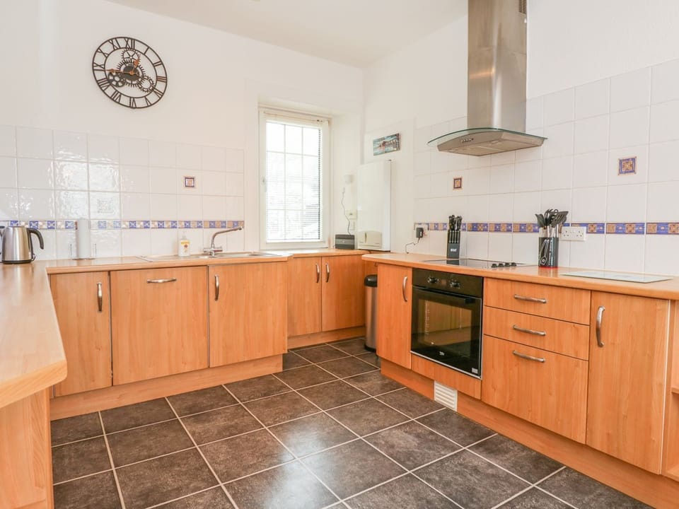Fridge, microwave, dishwasher, cookware/dishes/utensils
