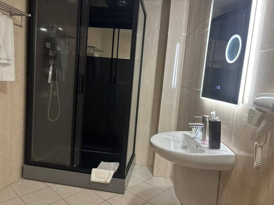 Classic Room, Private Bathroom | Bathroom | Hair dryer, bathrobes, slippers, bidet
