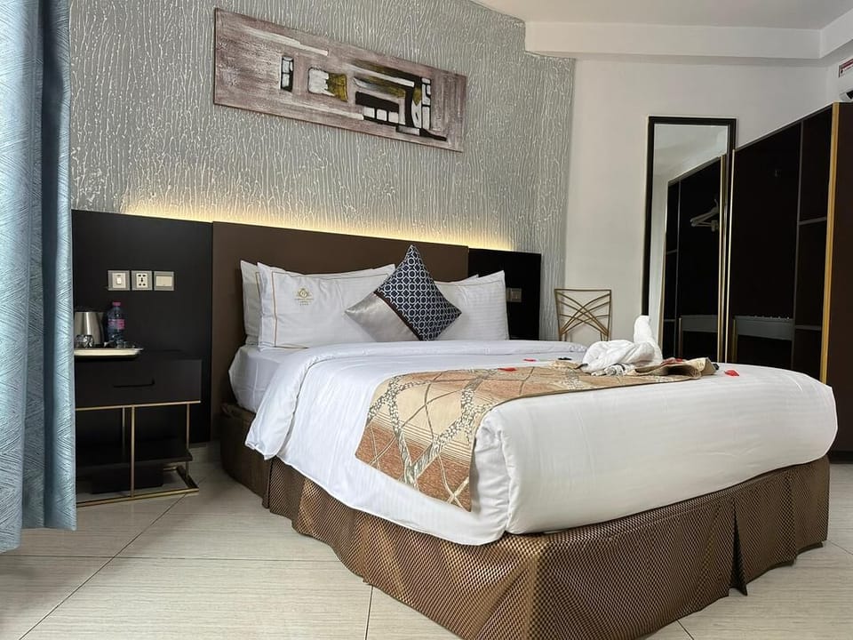 Classic Room, Private Bathroom | In-room safe, soundproofing, free WiFi