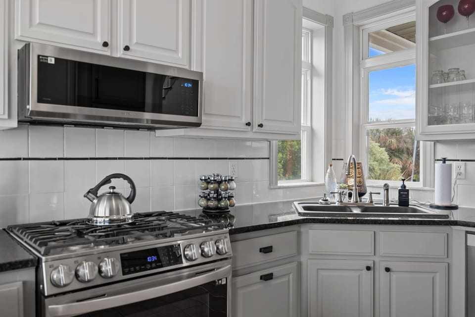 Gas range/oven, microwave, double drawer dishwasher, large fridge, keurig.