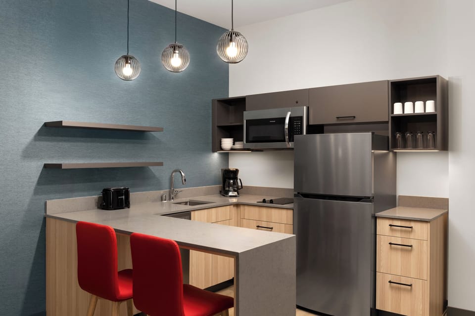 Coffee/tea maker, fridge, microwave, stovetop