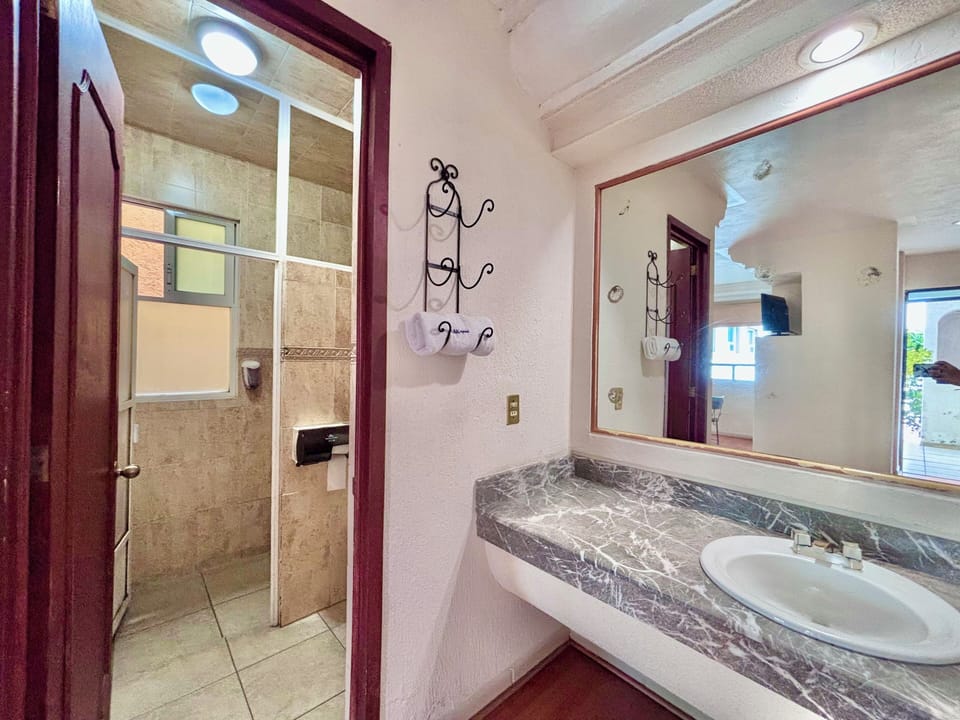 Standard Room | Bathroom | Shower, free toiletries, towels, shampoo