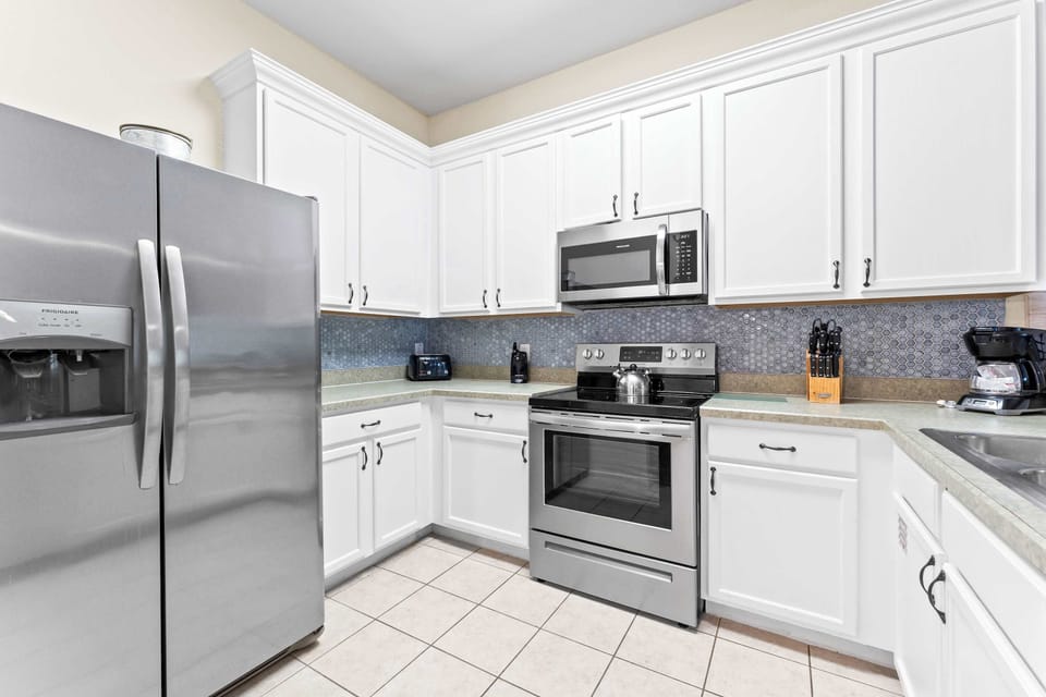 Cook with ease in the full kitchen