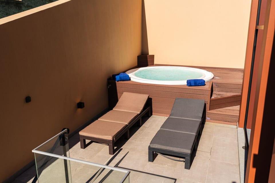 Private jacuzzi with sun loungers in Madeira.