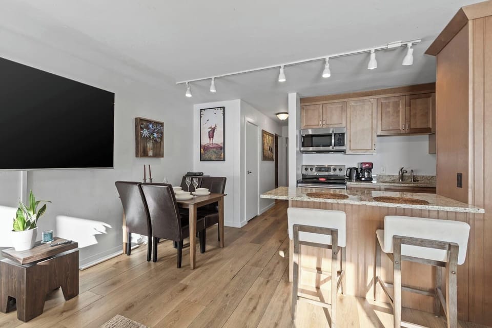 family room with golf course and mtn view