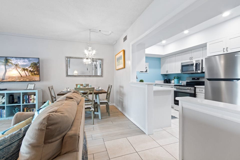 Apartment (2 Bedrooms) | Private kitchen | Fridge, microwave, oven, stovetop