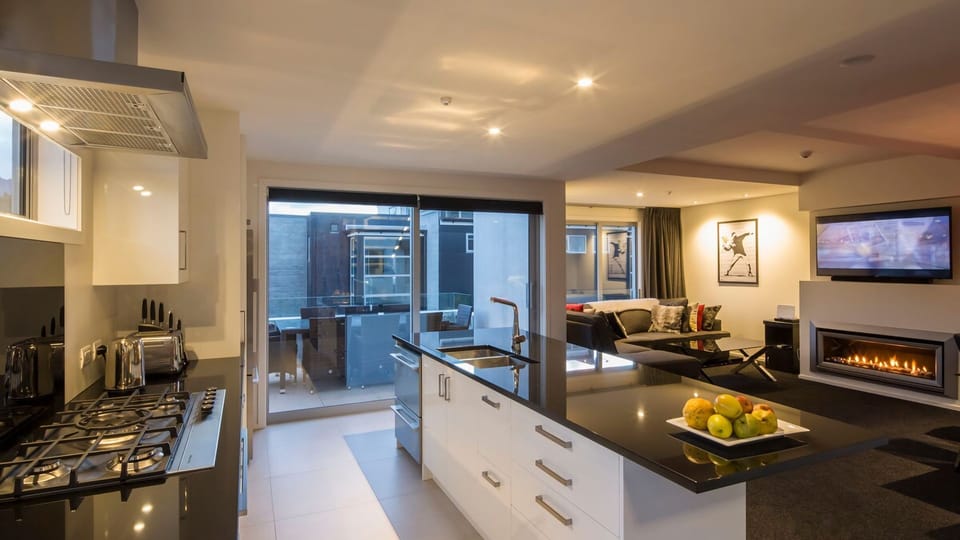 Spacious Open Plan lounge/kitchen/dining - 5 minutes walk to Queenstown Central