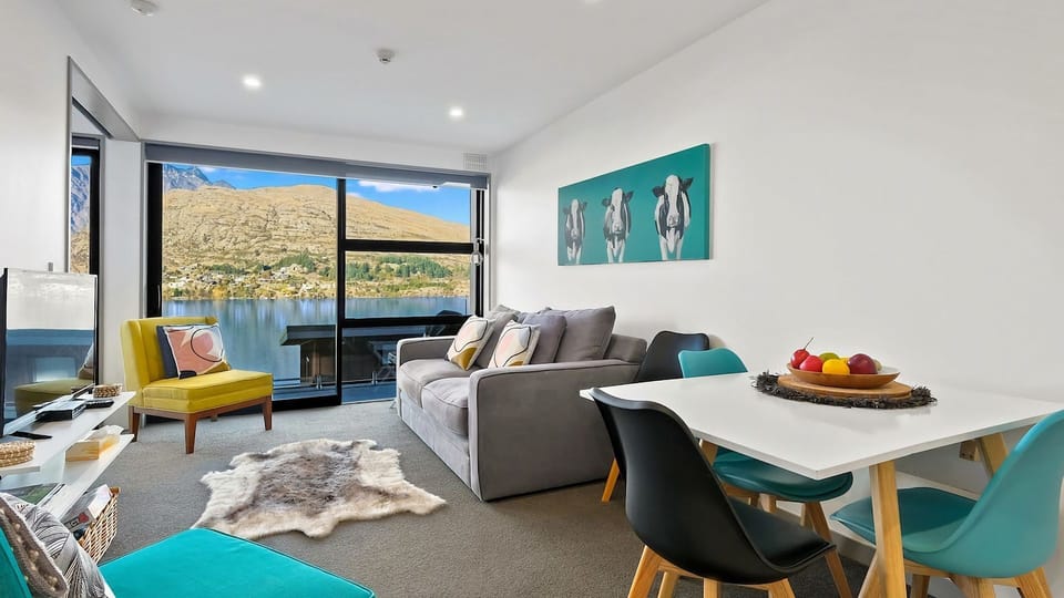 Cosy living and dining room with stunning lake and mountain views. 
