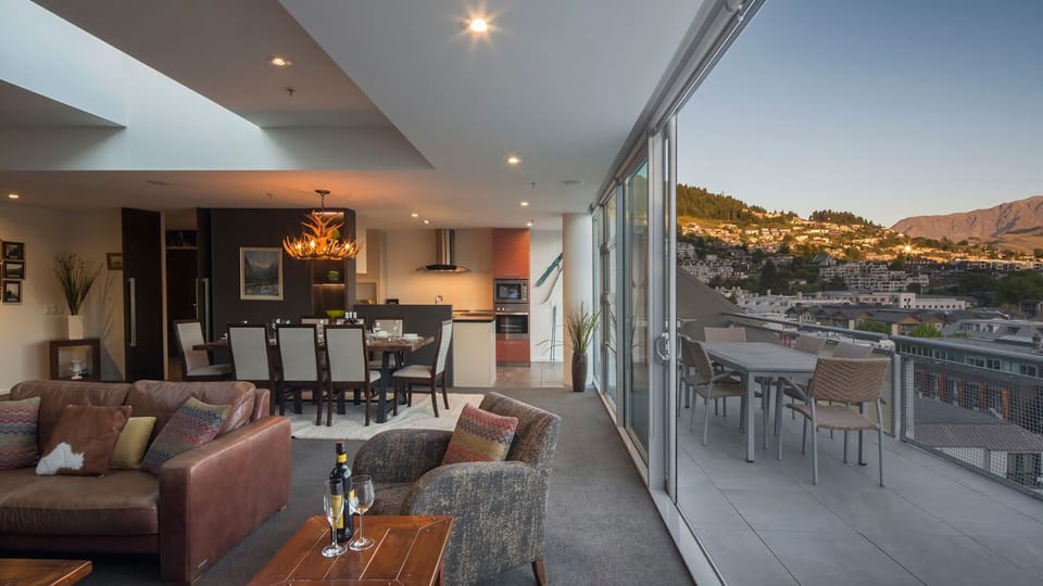 Sitting room and balcony