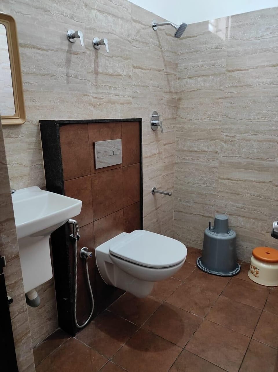 Deluxe Double or Twin Room, City View | Bathroom | Shower, free toiletries, towels, soap