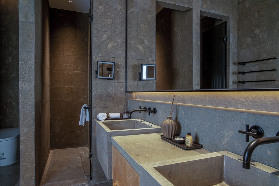 Luxury Room | In-room safe, desk, laptop workspace, blackout drapes