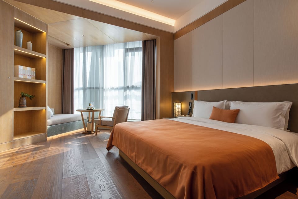 Elite Room | In-room safe, desk, laptop workspace, blackout drapes