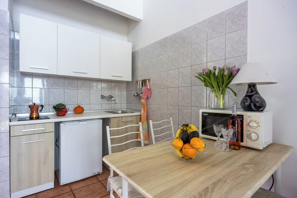 Family House, 1 Bedroom, Balcony, Sea Facing (Valdarke Vittorio Apt with Sea View) | Private kitchenette