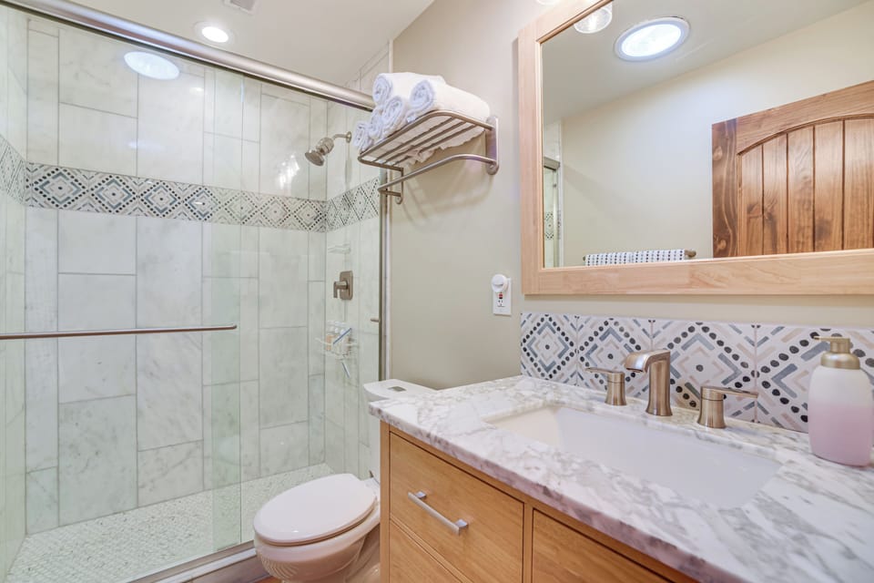 Full Bathroom | Towels Provided
