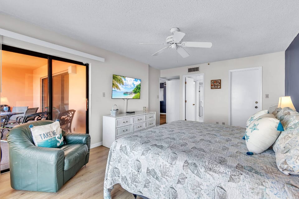 Master bedroom with private access to the balcony.