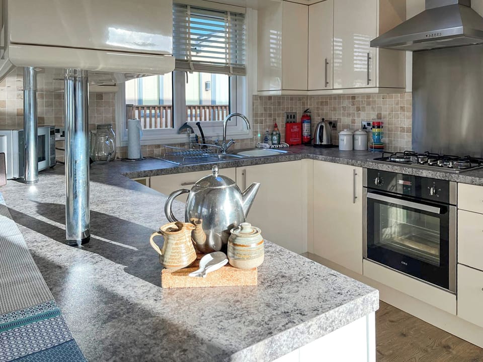 Kitchen | 19 Salcombe Retreat, Salcombe