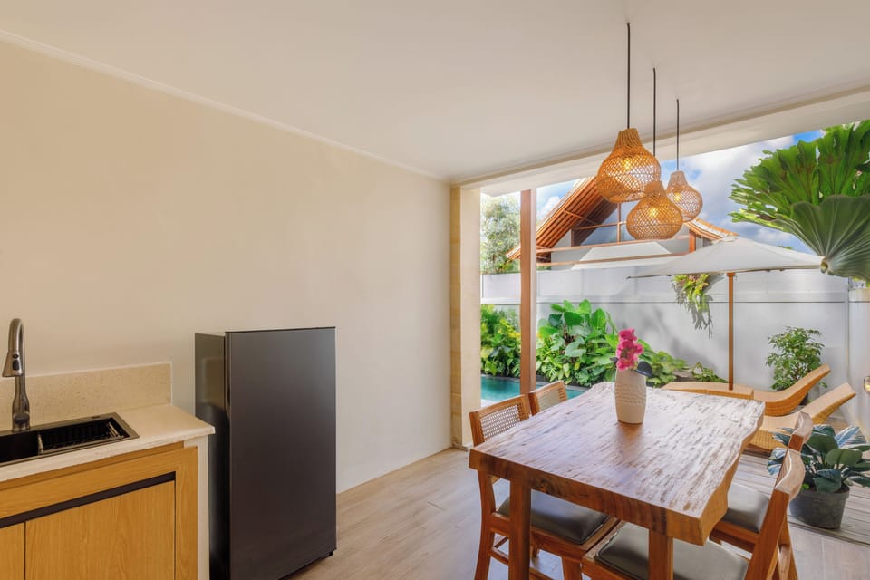 Standard Villa, Pool View | Dining room