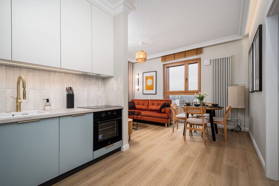 Apartment (45) | Private kitchen | Fridge, stovetop, electric kettle, cookware/dishes/utensils