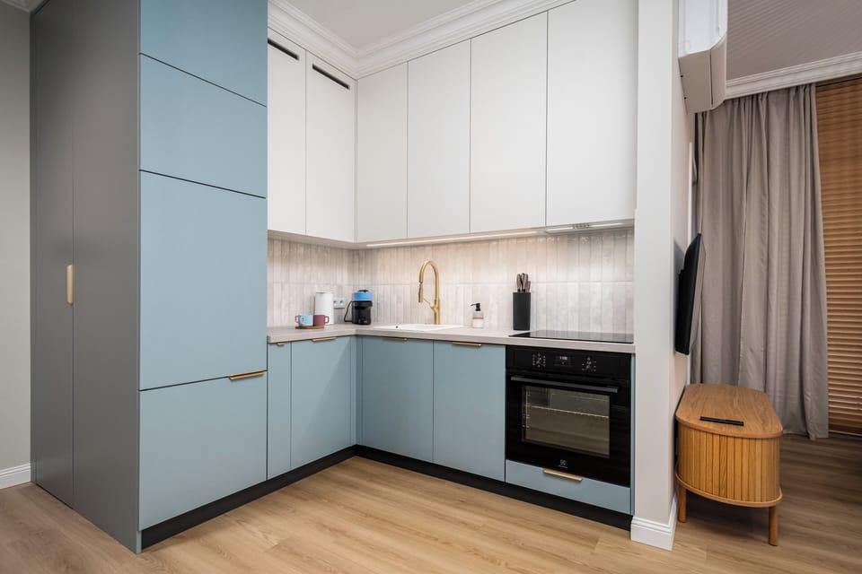 Apartment (45) | Private kitchen | Fridge, stovetop, electric kettle, cookware/dishes/utensils