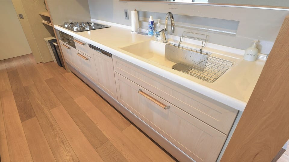 Fridge, microwave, stovetop, cookware/dishes/utensils