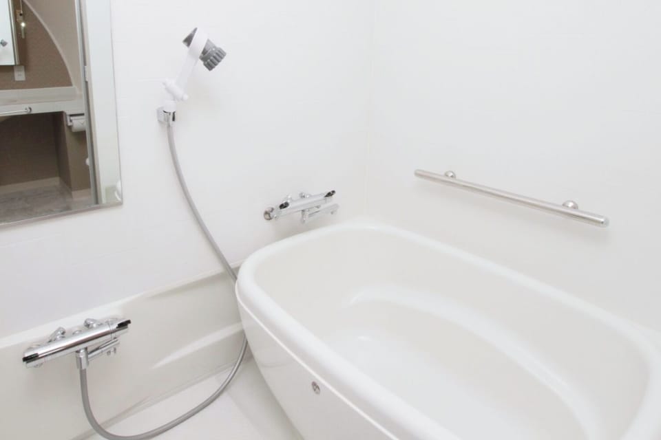 Combined shower/tub, hair dryer, slippers, towels