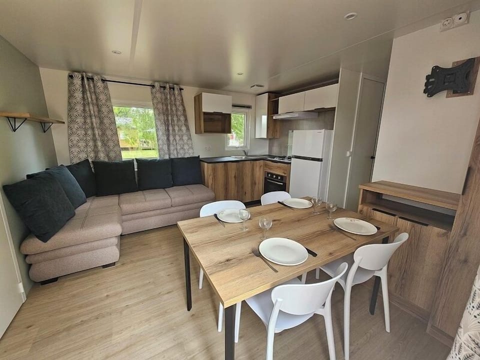 Luxury Mobile Home, 3 Bedrooms | Living area