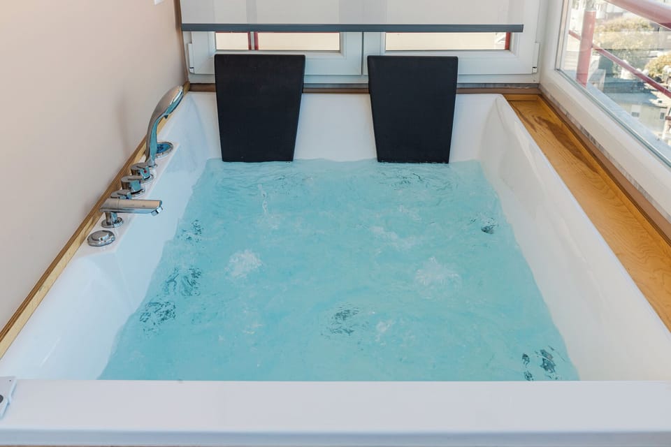 Jetted tub