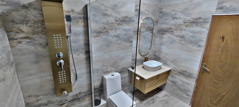 Luxury Double Room, Balcony, Sea View | Bathroom | Shower, free toiletries, slippers, towels
