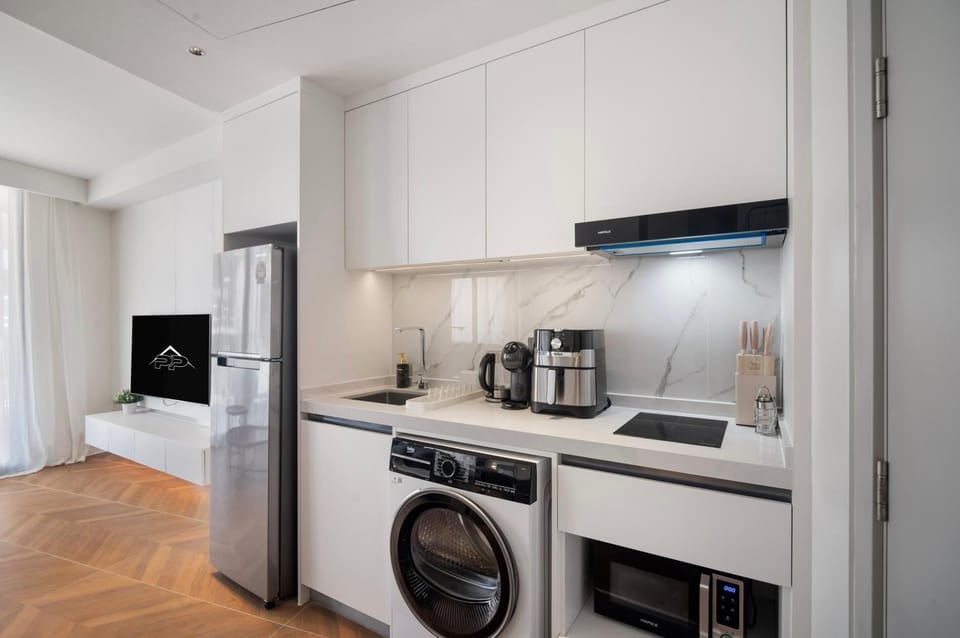 Apartment (1 Bedroom) | Private kitchen | Microwave, spices