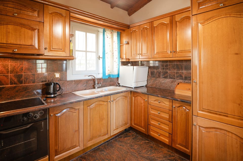 House | 4 bedrooms, desk