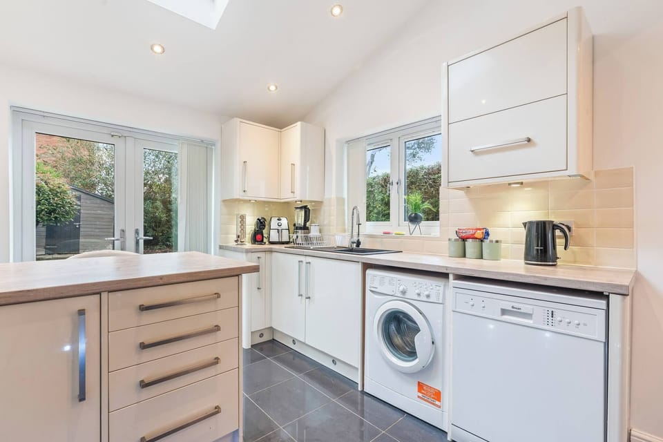 House, 5 Bedrooms | Private kitchen