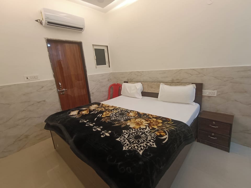 Premium bedding, desk, laptop workspace, soundproofing