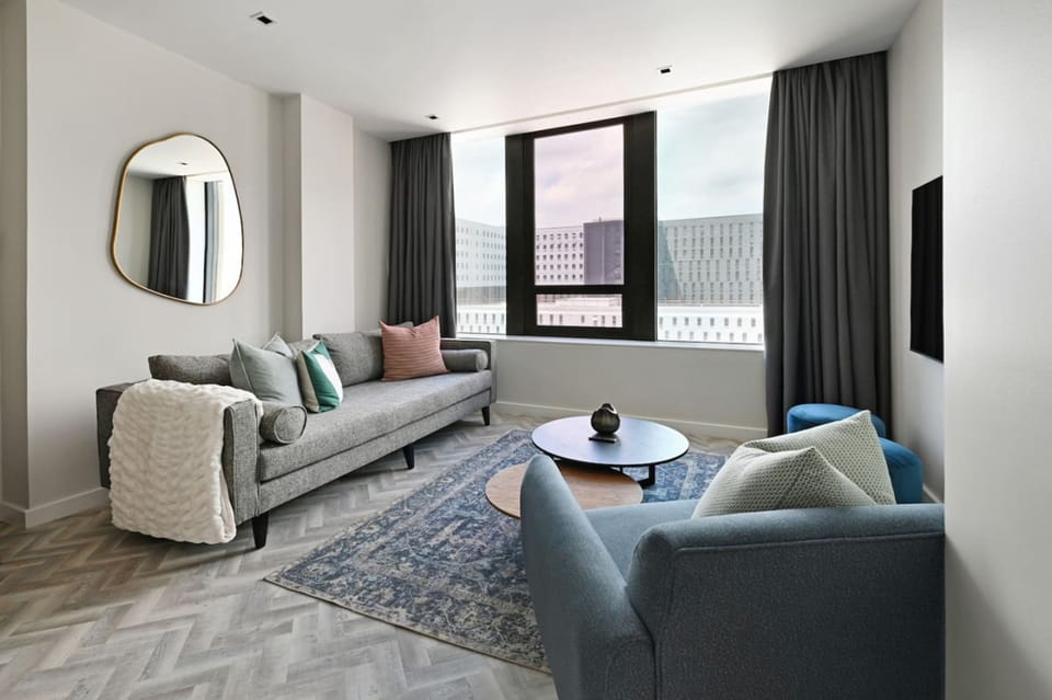 House | 2 bedrooms, desk