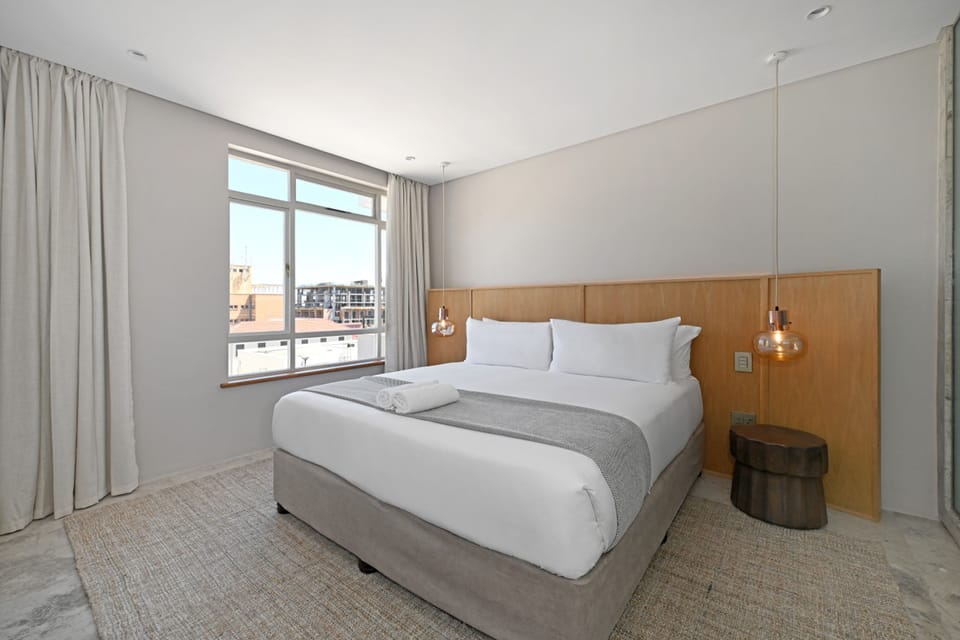 Elegant One Bed Sea Point Mountain Views Apartment in Sea Point