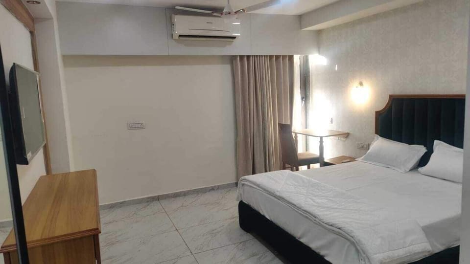 Premier Double Room | Premium bedding, memory foam beds, minibar, in-room safe