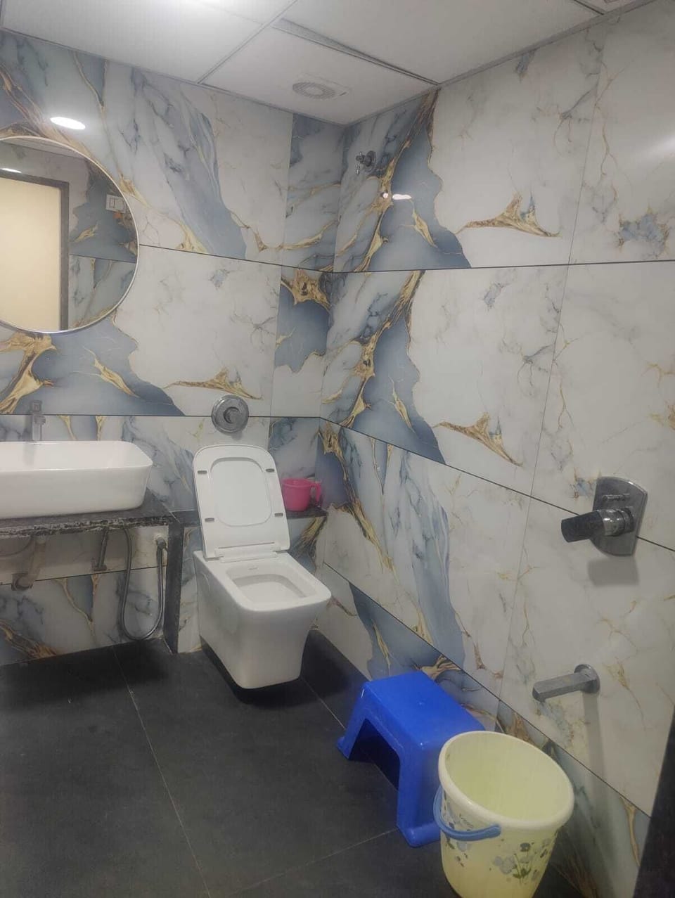 Rainfall showerhead, free toiletries, towels