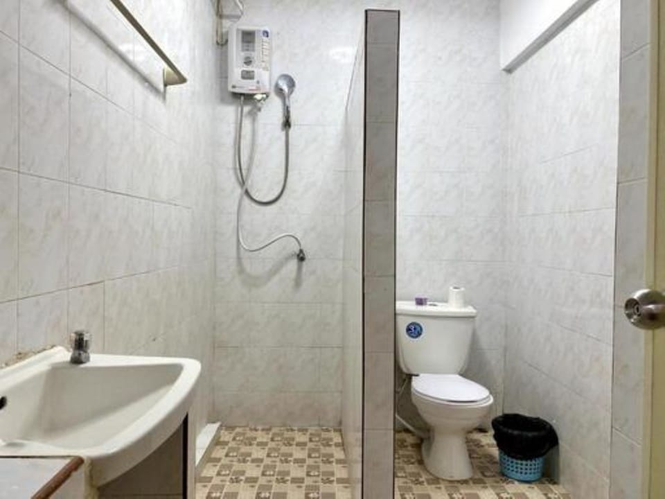 Deluxe Double Room | Bathroom | Towels, soap, shampoo, toilet paper