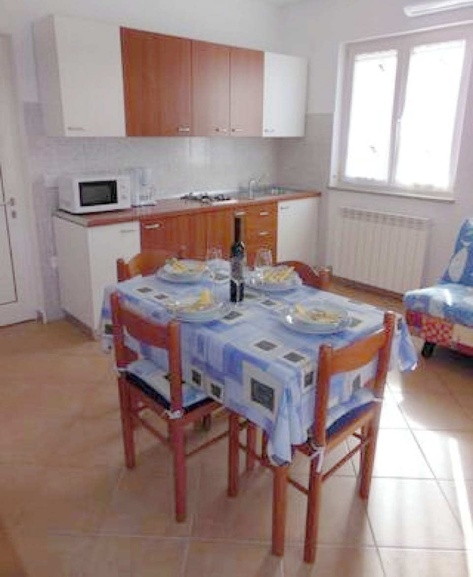Apartment, 1 Bedroom, Balcony, Garden View | Dining room